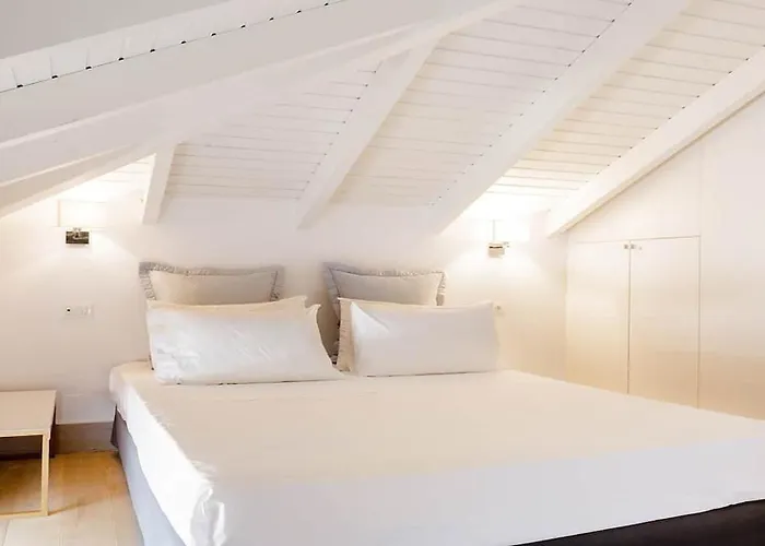 Contemporary Maisonette With Sea View Roof Terrace *