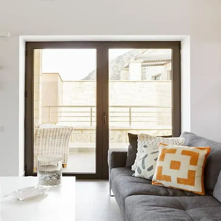 Contemporary Maisonette With Sea View Roof Terrace *