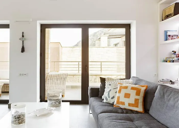 Contemporary Maisonette With Sea View Roof Terrace *